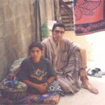 Issa, 14 anni, ferito nel dicembre 2004, ha perso entrambe le gambe. Nella foto, scattata a Beit Lahia nell'aprile 2005, Issa con il padre.