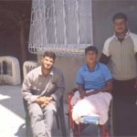 Ibrahim, 14 anni, ferito nel dicembre 2004, ha perso entrambe le gambe. Nella foto, scattata a Beit Lahia nell'aprile 2005, Ibrahim con i due fratelli più grandi.