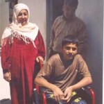 Imad, 16 anni, ferito nel dicembre 2004, ha perso entrambe le gambe. Nella foto, scattata a Beit Lahia nell'aprile 2005, Imad con i genitori.